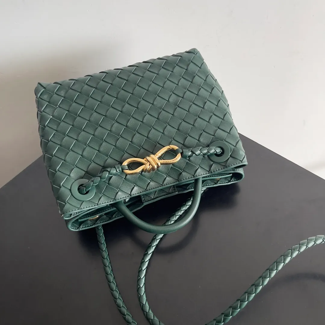 The 2023 new Andiamo batch of 1860 BV has been shipped‼ ️Really popular🔥The new Andiamo woven handbag launched by Bottega Veneta this season is really popular all over the world! ! Celebrities at home and abroad have worn it, and Oscar-winning actress Michelle Yeoh has taken it out on the street. Song Jia, Trai Yara, Yu Feihong, Sanji Ayaka, Rosie Hunting-Whiteley, Yoshioka Riho, etc. have all picked up this bag. It is classic and versatile, showing off its temperament, and the bag capacity is also large, which is very convenient for daily commuting! ! A variety of carrying methods, the shoulder straps can be adjusted by yourself, the original lambskin feels soft and delicate, and the neutral style is made to break gender boundaries and bring a more practical and longer-lasting use experience. Andiamo, which has both elegant and casual styles, perfectly interprets the true appearance of "fashionable old money style". Style number: 743568 Size: 25*22*10.5cm